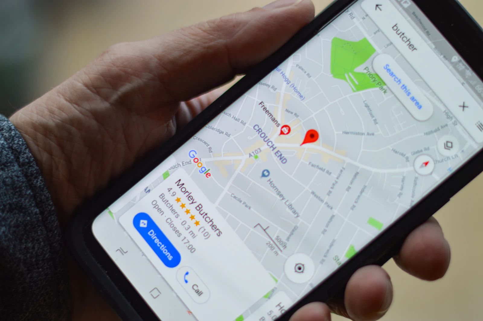 Map navigation on a smartphone in the city