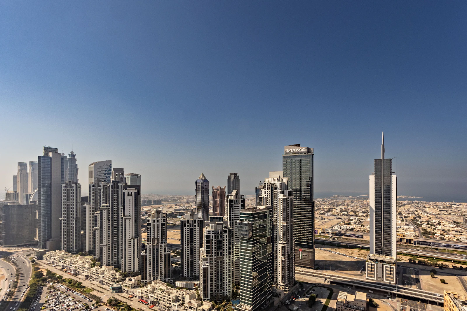 أفق مدينة في الإمارات الشمالية